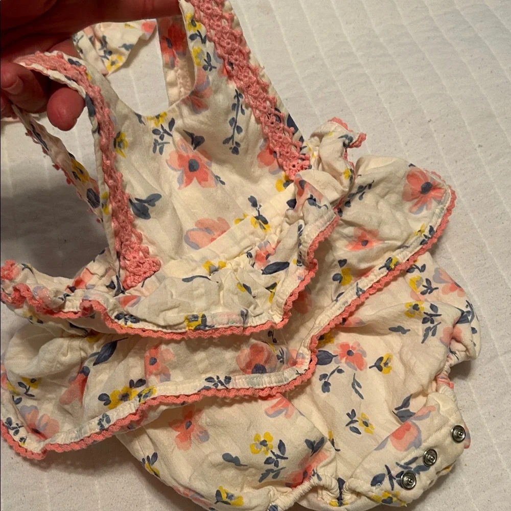 Floral Ruffled Baby onsies with matching hat 0-3 months